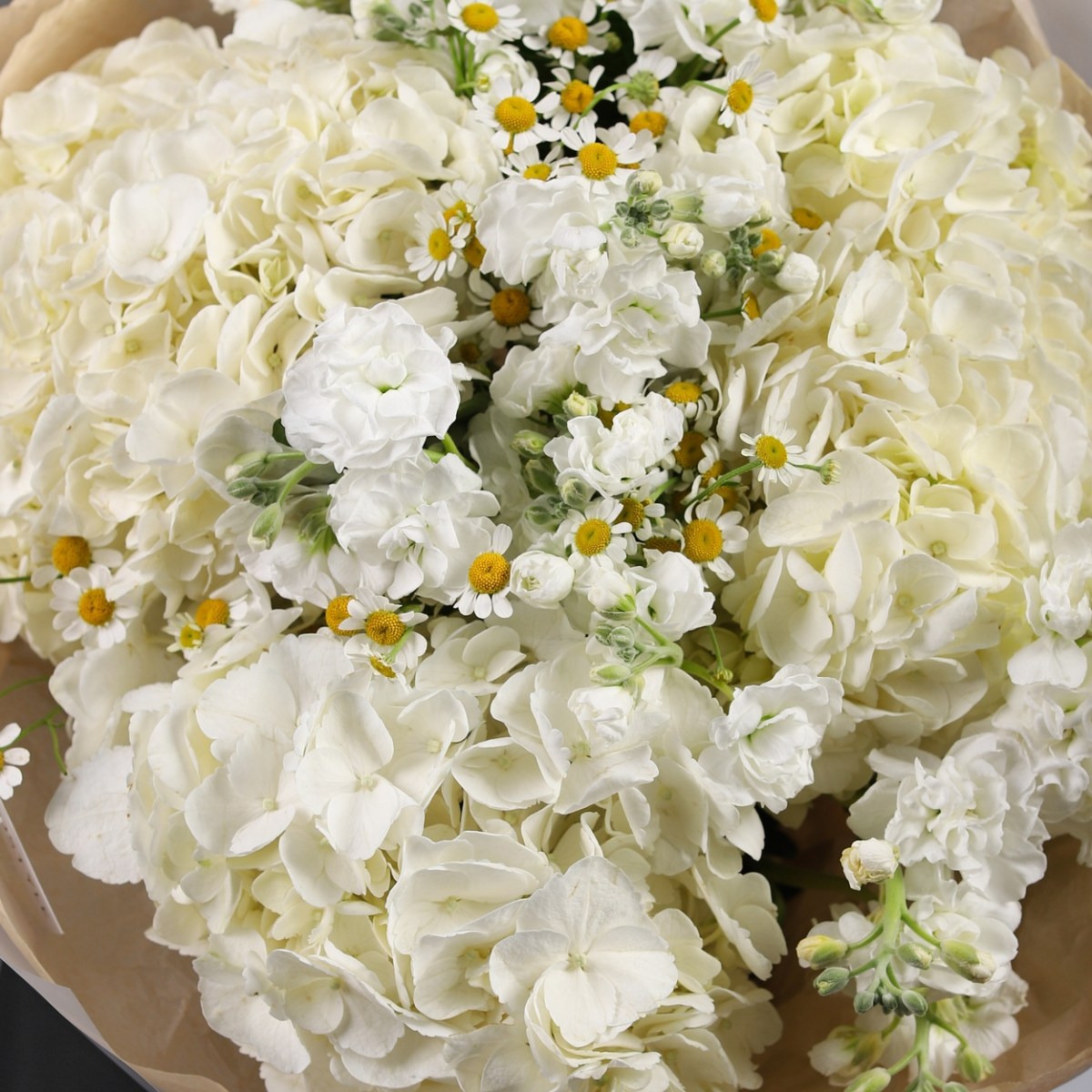 sbornyj buket s beloj gortenziej 7